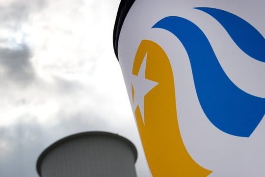 Ein Vattenfall-Logo im Stadtteil Lichterfelde in Berlin hinter einem Abgasturm des Heizkraftwerkes der Vattenfall Europe AG.