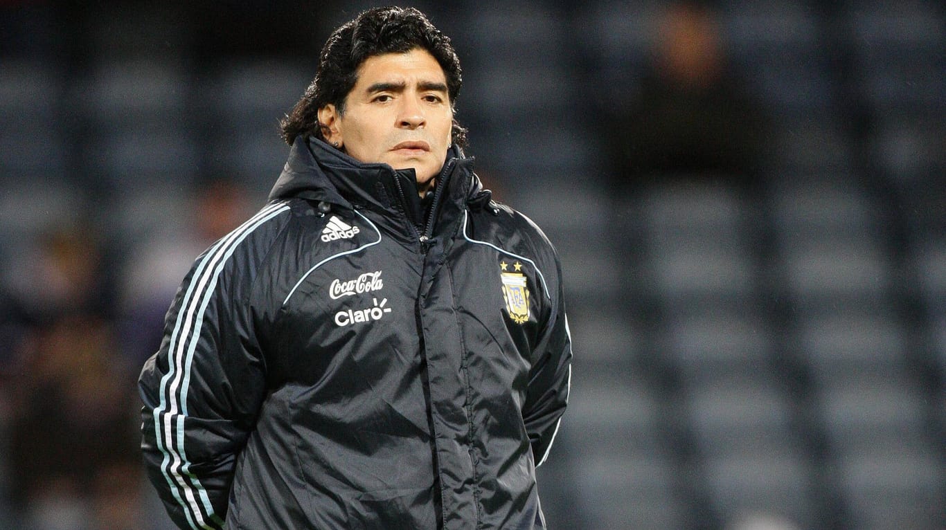 Diego Maradona: Das argentinische Fußball-Idol hat inzwischen das Krankenhaus verlassen, ist nun bei seinem privaten Umfeld in Kur.