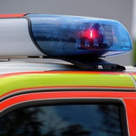 Rettungsdienst im Einsatz: In Uelzen ist eine Frau bei einem Verkehrsunfall ums Leben gekommen. (Symbolbild)