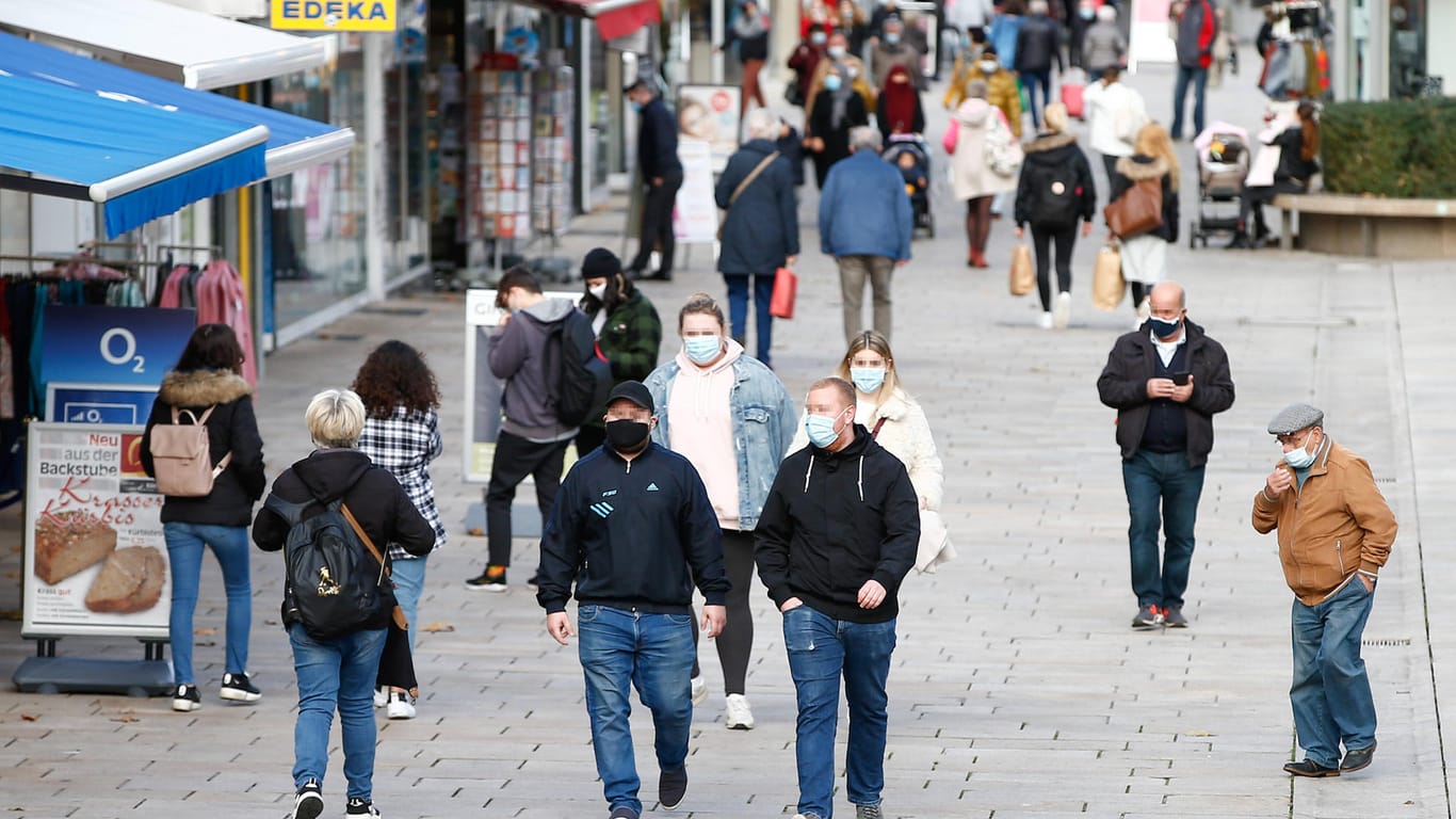 Passanten laufen mit Masken über die Porschestraße: Die meisten Wolfsburger halten sich an die Maßnahmen zur Eindämmung der Corona-Pandemie.