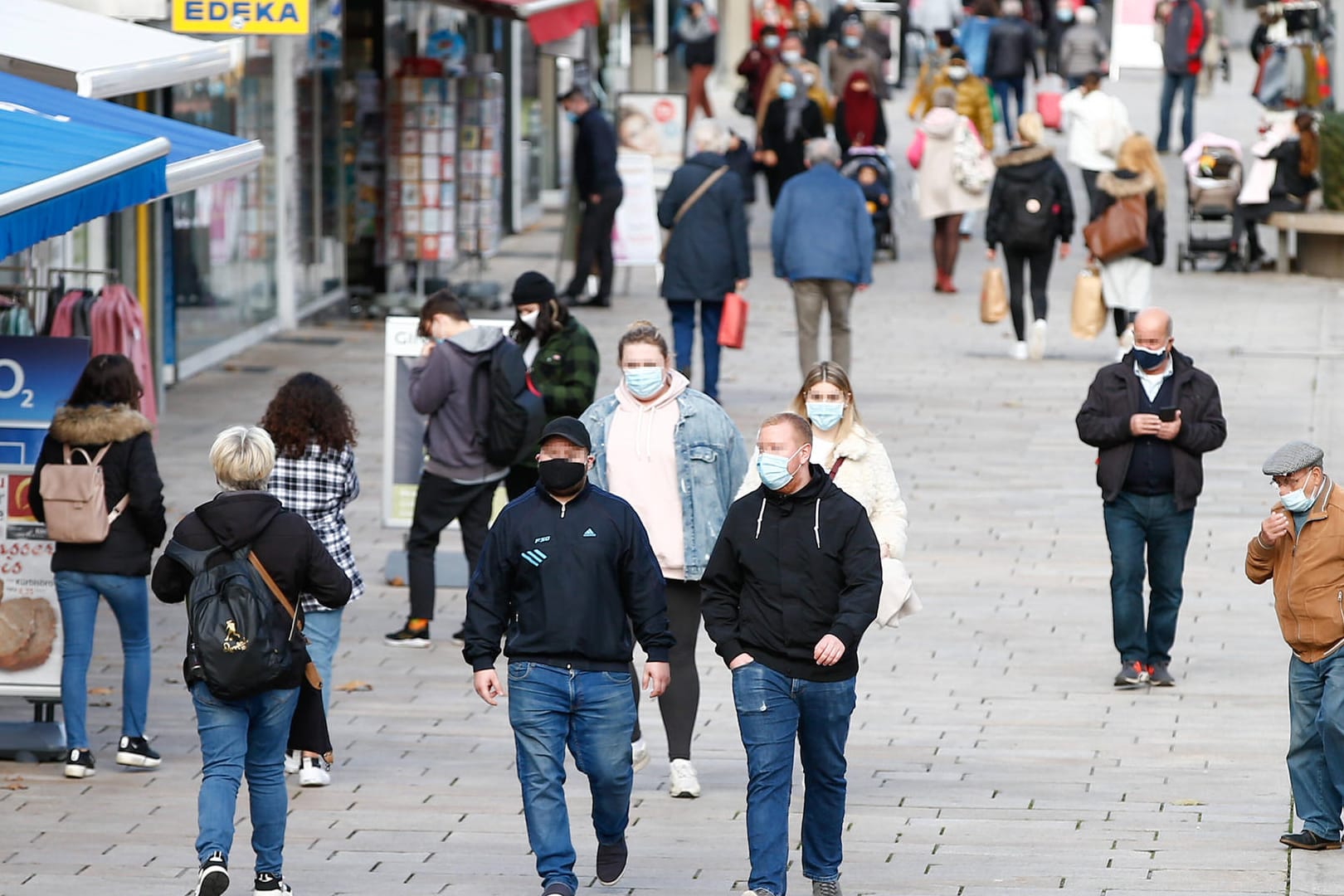 Passanten laufen mit Masken über die Porschestraße: Die meisten Wolfsburger halten sich an die Maßnahmen zur Eindämmung der Corona-Pandemie.