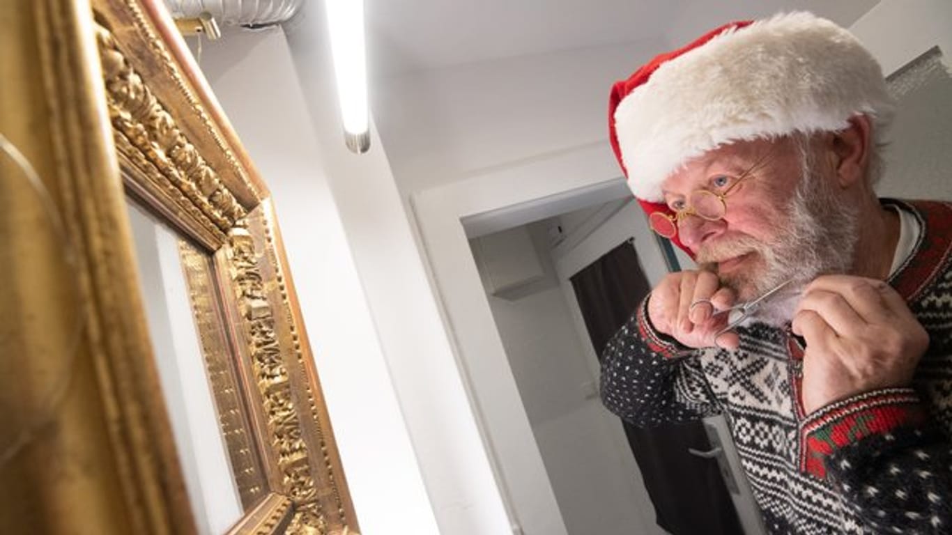 Willi Dahmen, professioneller Weihnachtsmann-Darsteller, kürzt seinen Bart.