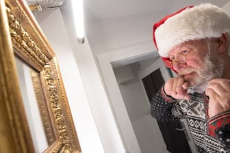 Willi Dahmen, professioneller Weihnachtsmann-Darsteller, kürzt seinen Bart.