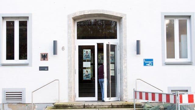 Bei einem spektakulären Einbruchscoup in Emmerich am Niederrhein haben vier Männer rund 6,5 Millionen Euro erbeutet. Bei einem spektakulären Einbruchscoup in Emmerich am Niederrhein haben vier Männer rund 6,5 Millionen Euro erbeutet.