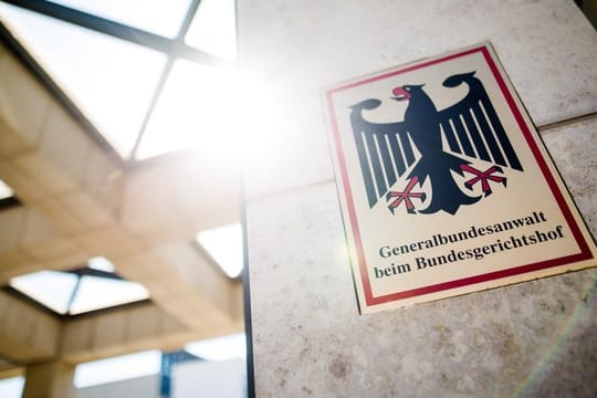 "Generalbundesanwalt beim Bundesgerichtshof" steht auf einem Schild am Eingang zum Gebäude der Bundesanwaltschaft.