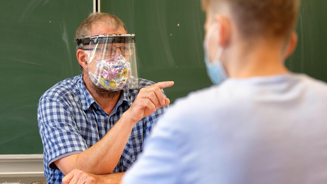 Lehrer und Schüler mit Masken in einem Bonner Klassenzimmer: "Gesundheitsrisiken für Schüler und Lehrer zu hoch." (Symbolfoto)