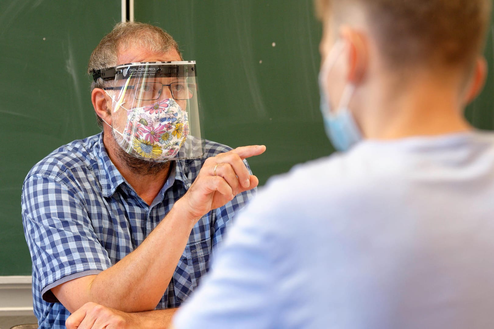 Lehrer und Schüler mit Masken in einem Bonner Klassenzimmer: "Gesundheitsrisiken für Schüler und Lehrer zu hoch." (Symbolfoto)
