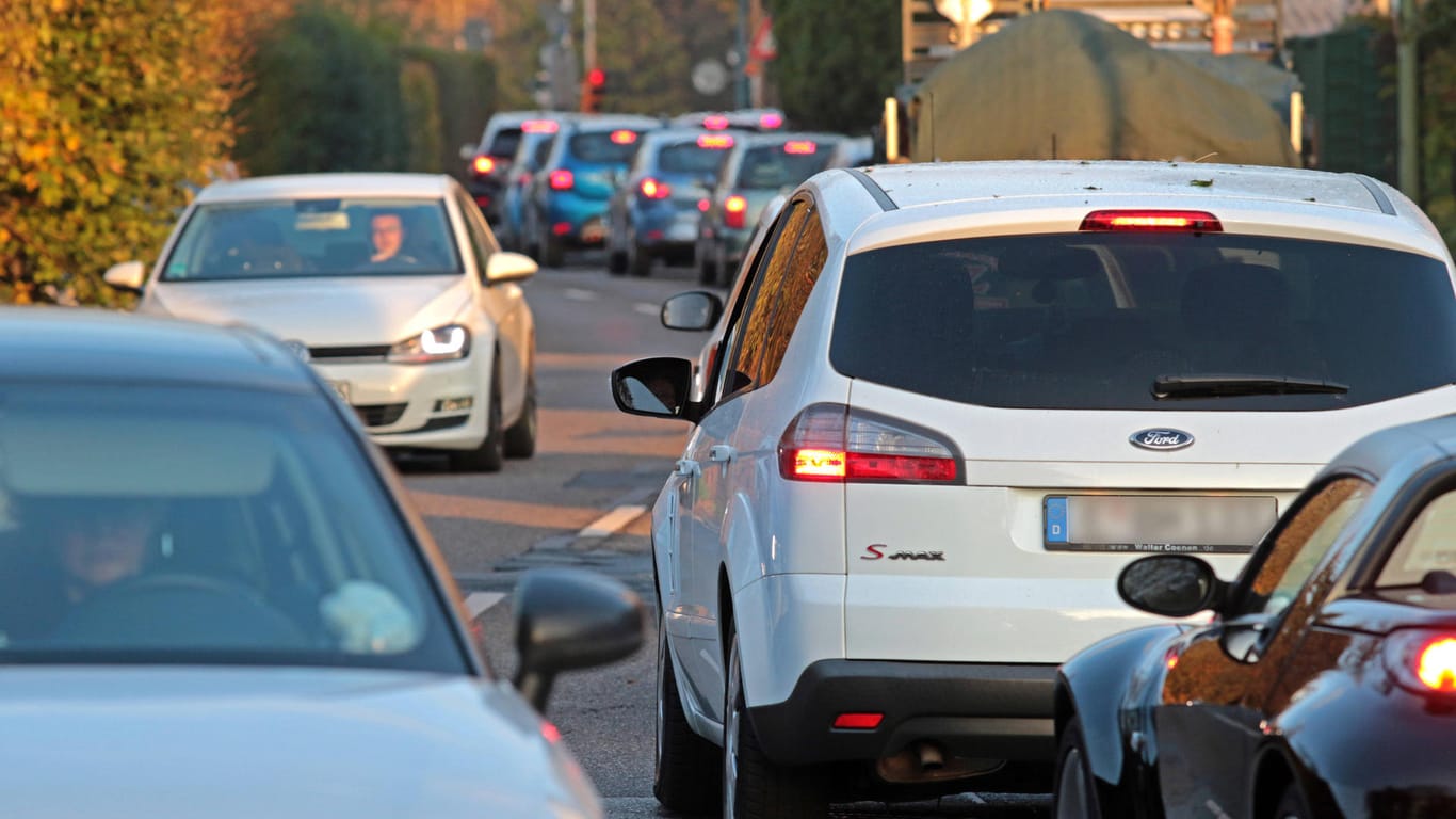 Autos rollen über eine Straße (Symbolbild): In Frankfurt wird eine Höchstgeschwindigkeit von 40 Kilometern pro Stunde eingeführt.