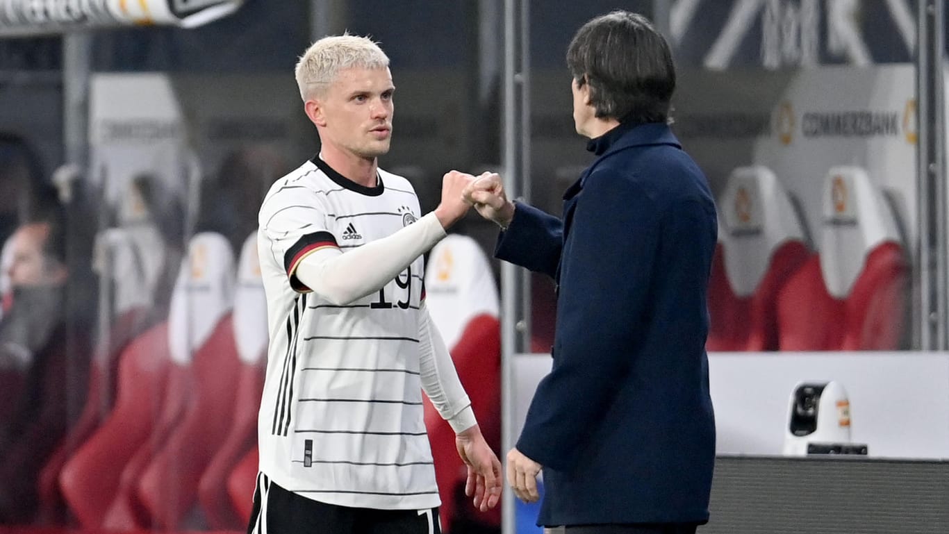 Philipp Max: Der Neu-Nationalspieler "klatscht" nach seiner Auswechslung mit Bundestrainer Joachim Löw ab.