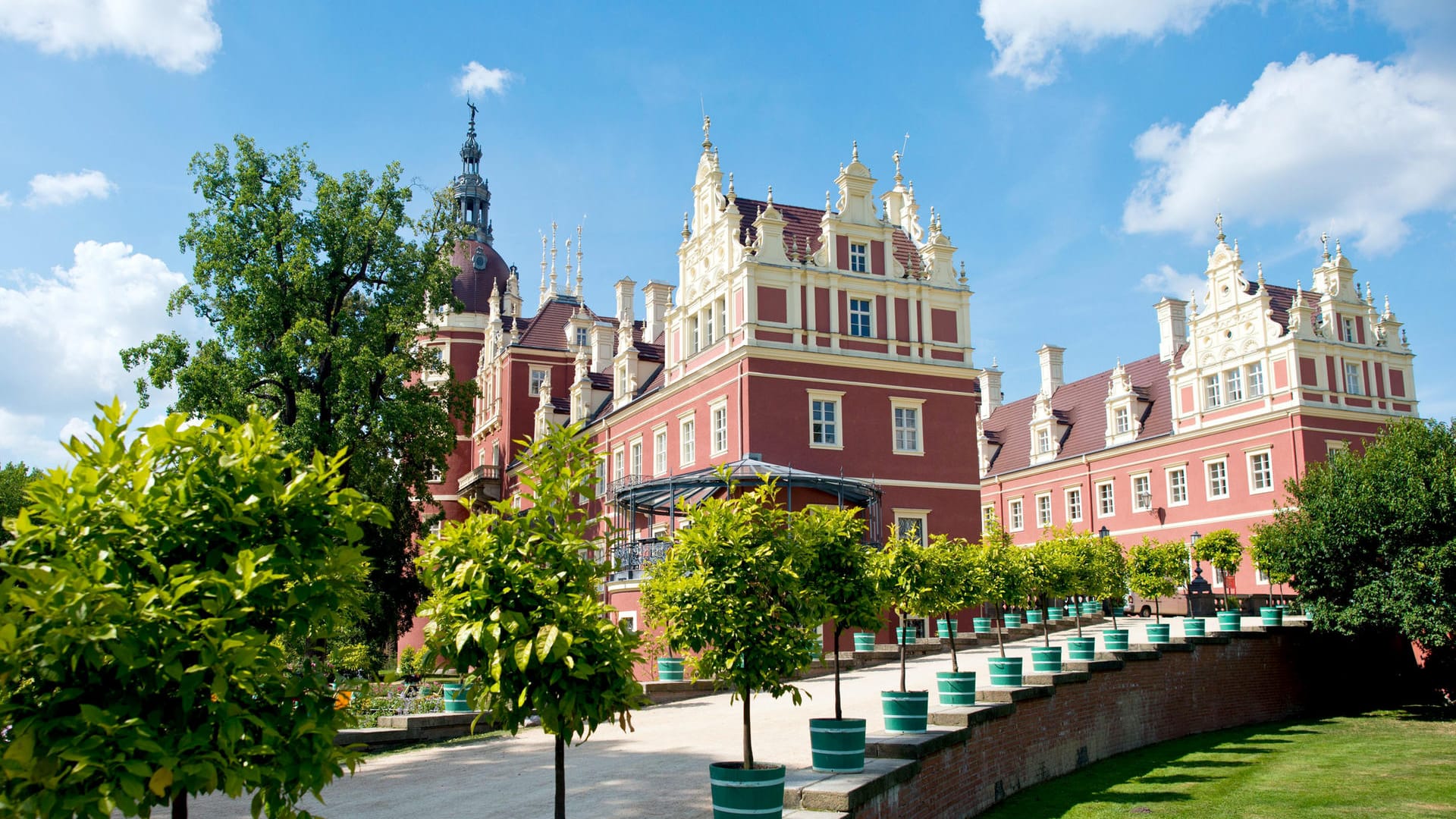 Muskauer Park: Das rekonstruierte Neue Schloss ist ein Meisterwerk der Baukunst.