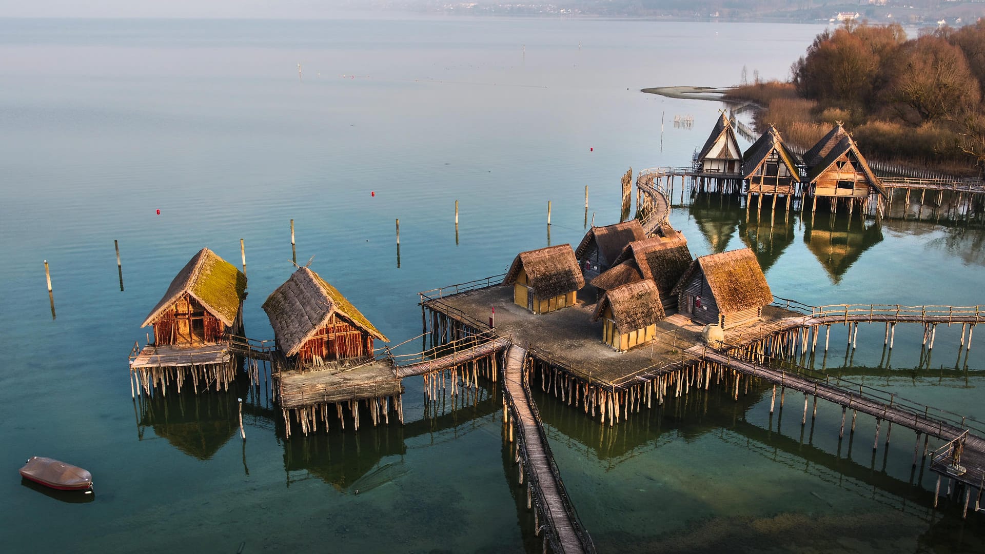 Pfahlbauten am Ufer des Bodensees: Sie sind deutsches Unesco-Welterbe – hier die steinzeitlichen Häusernachbildungen des Pfahlbaumuseums.