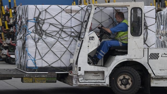 Cargo-Abfertigung am Flughafen Frankfurt (Archivbild): Der Frankfurter Flughafen soll zum Drehkreuz für die Versorgung mit Corona-Impfstoffen werden. Cargo-Abfertigung am Flughafen Frankfurt (Archivbild): Der Frankfurter Flughafen soll zum Drehkreuz für die Versorgung mit Corona-Impfstoffen werden.