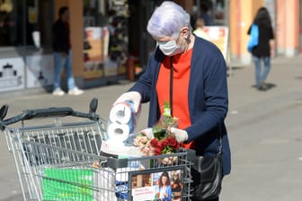 Eine Frau mit Einkaufswagen: In Nürnberg organisiert die Stadt eine Nachbarschaftshilfe.