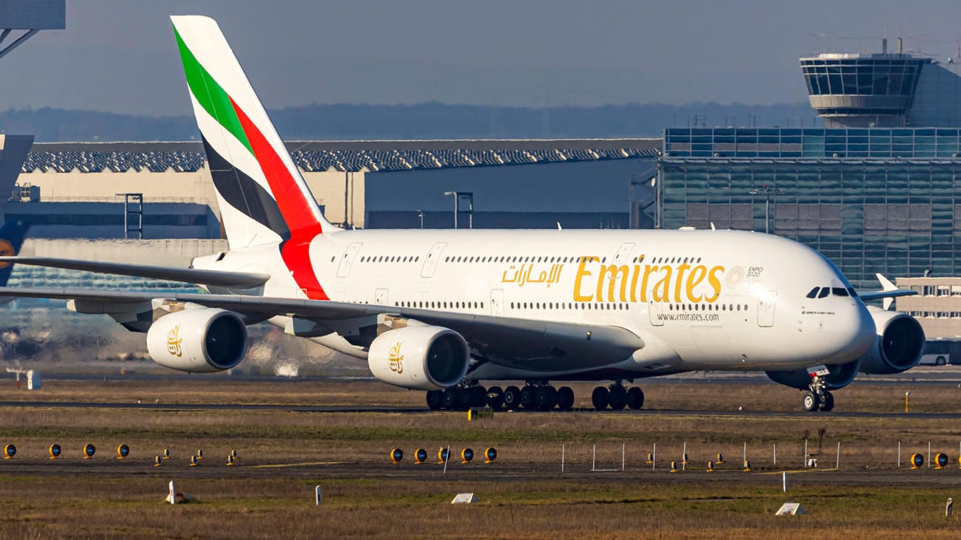Emirates-Flugzeug auf dem Flughafen Frankfurt (Symbolbild): Der Airline macht die Corona-Krise schwer zu schaffen.
