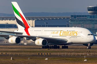 Emirates-Flugzeug auf dem Flughafen Frankfurt (Symbolbild): Der Airline macht die Corona-Krise schwer zu schaffen.