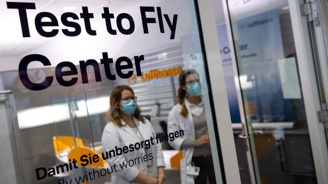 Ein Covid-19-Testcenter der Lufthansa (Symbolbild): Zwischen München und Hamburg fliegt die Airline nur mit negativ getesteten Insassen.