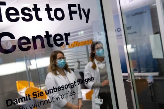 Ein Covid-19-Testcenter der Lufthansa (Symbolbild): Zwischen München und Hamburg fliegt die Airline nur mit negativ getesteten Insassen.