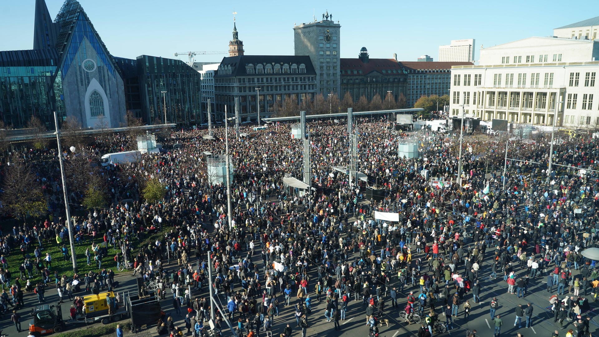 Tausende Menschen bei der "Querdenken"-Demo auf dem Leipziger Augustusplatz: Die Bewegung ist sehr divers.