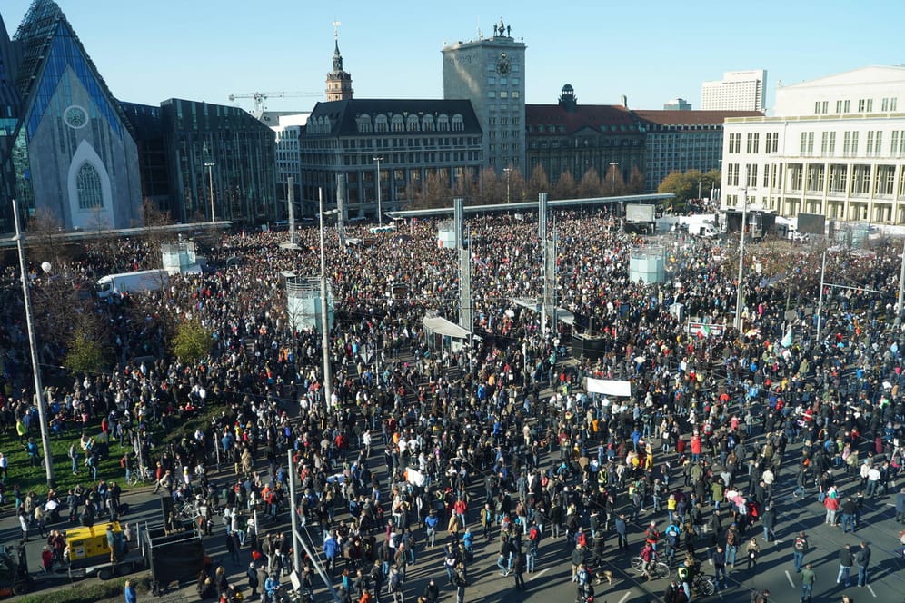 Tausende Menschen bei der "Querdenken"-Demo auf dem Leipziger Augustusplatz: Die Bewegung ist sehr divers.