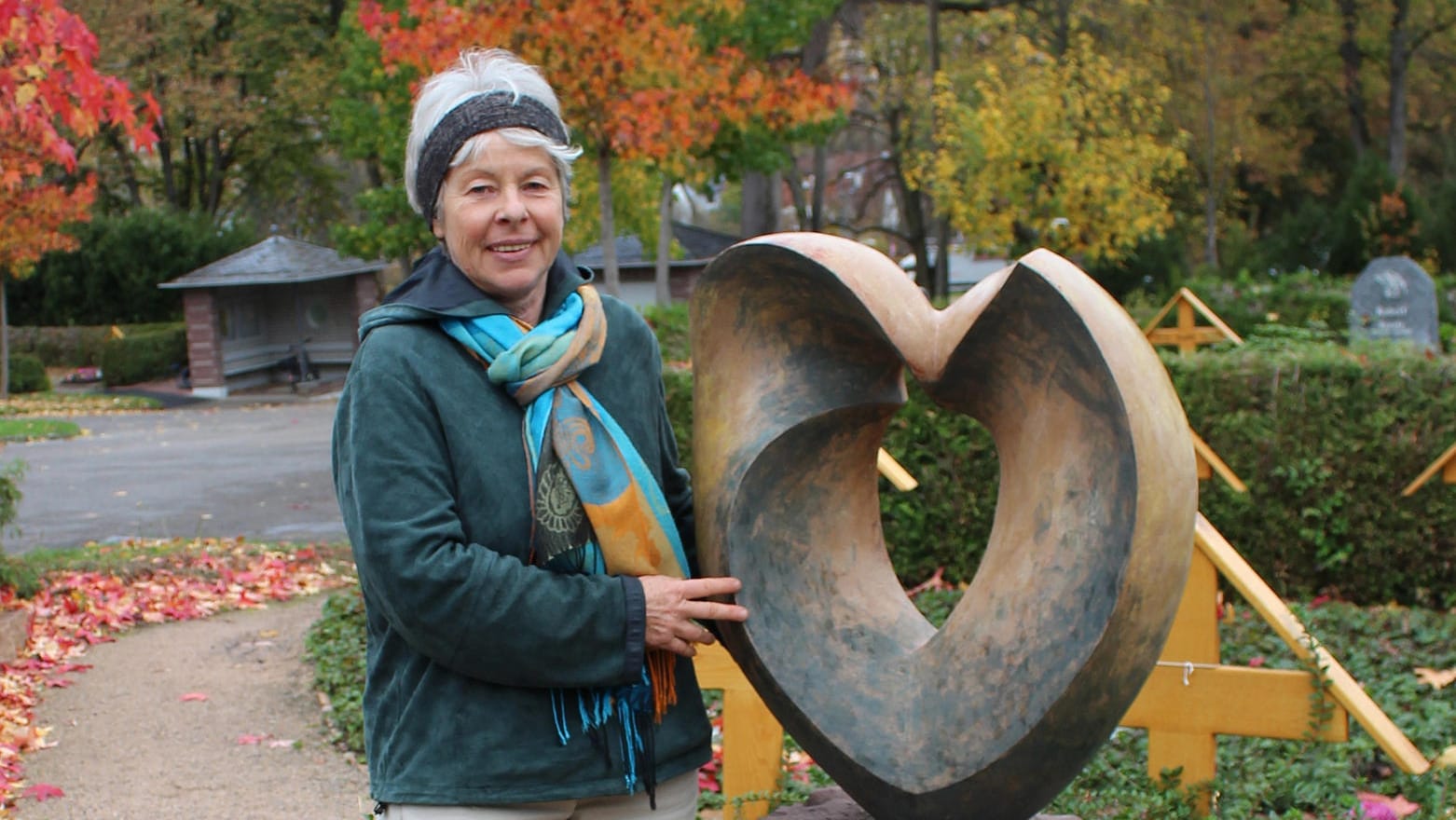 Sabine Classen vor der Skulptur: Die Künstlerin lebt im Stadtteil Grötzingen.