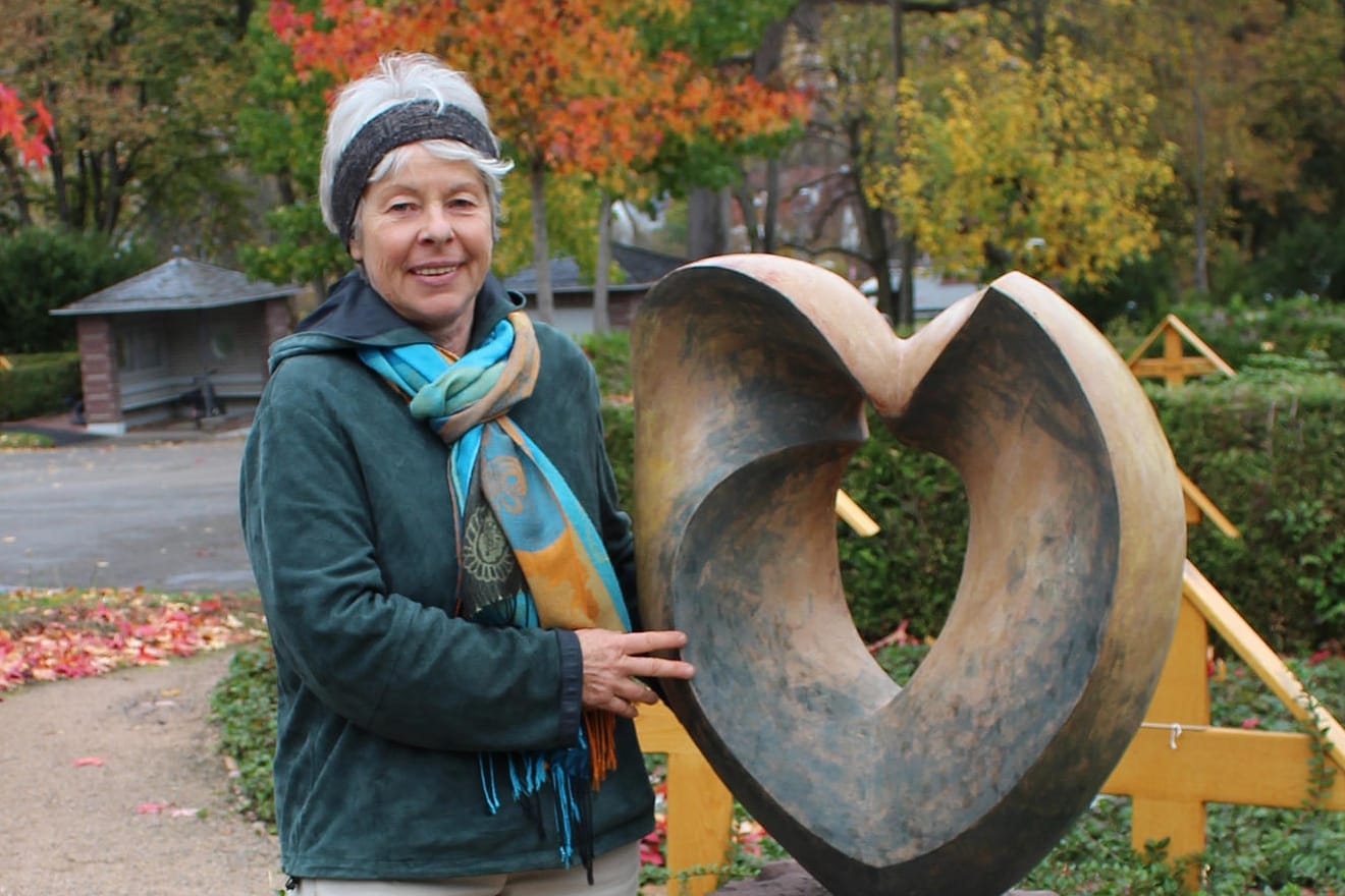 Sabine Classen vor der Skulptur: Die Künstlerin lebt im Stadtteil Grötzingen.