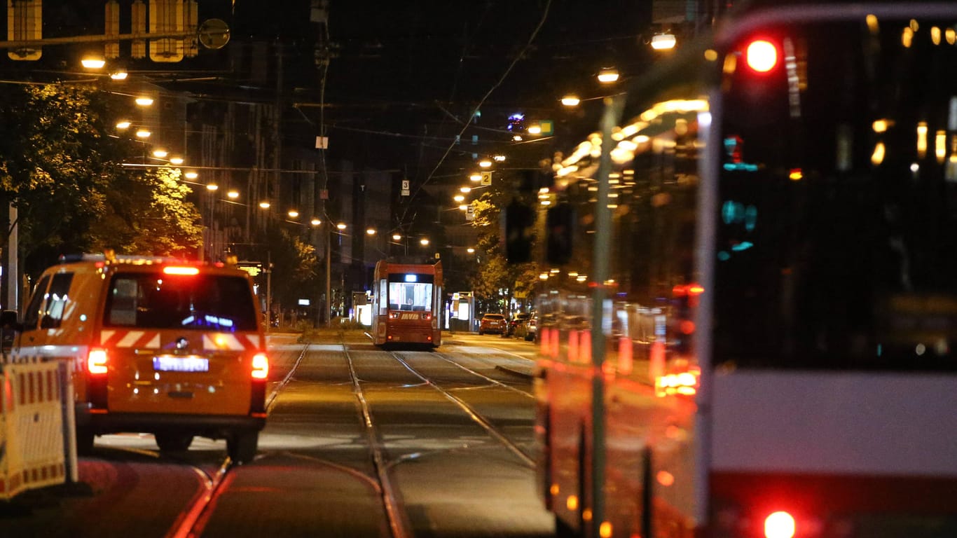 Ein Bus fährt in der Nacht (Symbolbild): Zwei Unbekannte haben einen Düsseldorfer Busfahrer schwer verletzt.