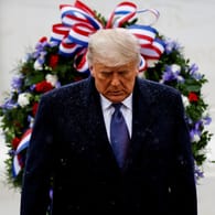 Donald Trump am "Veterans Day": Der US-Präsident hatte vor allem zu Staatsführern gute Beziehungen, die nicht auf internationale Zusammenarbeit setzen.