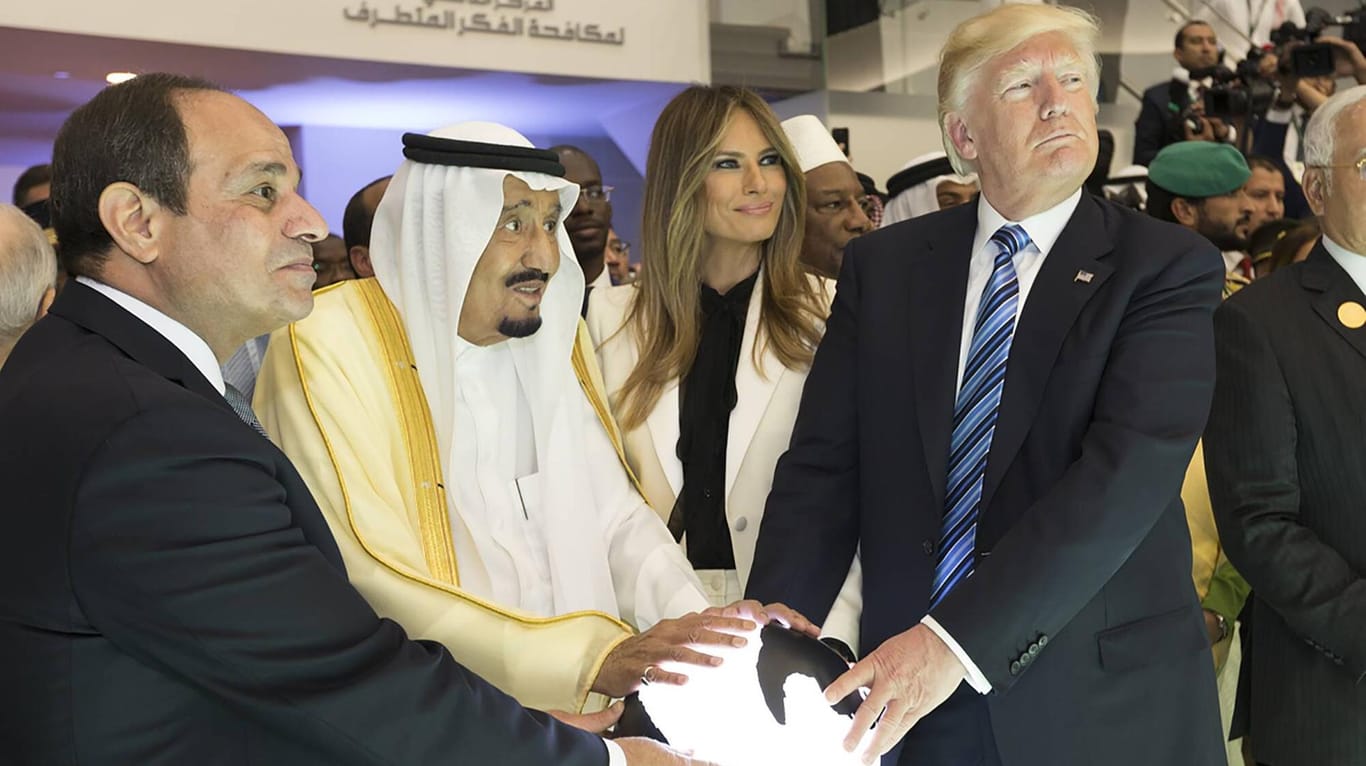 Donald Trump reiste in den ersten Monaten nach seiner Vereidigung nach Saudi-Arabien: Für die USA ging es dabei auch um lukrative Waffengeschäfte.