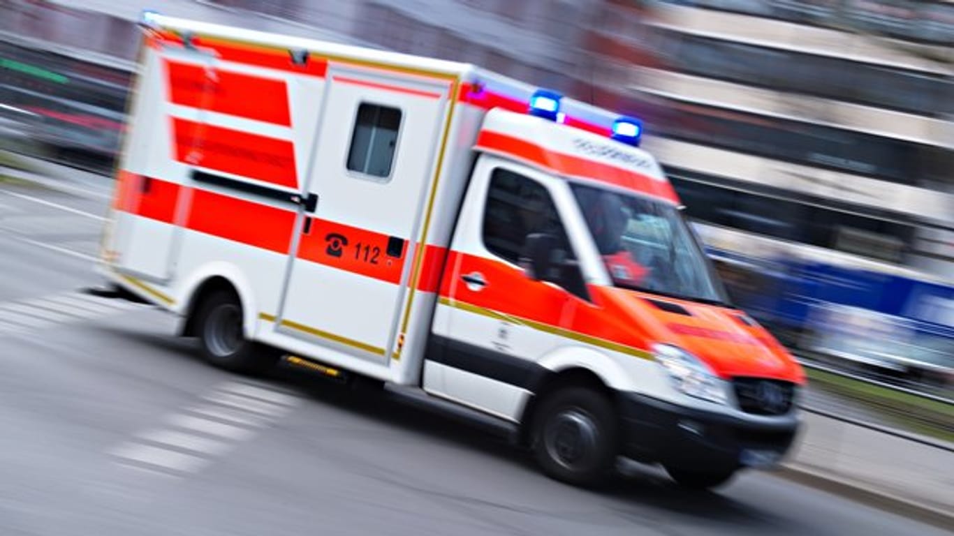 Rettungswagen im Einsatz: Ein Arbeiter in Remscheid starb, nachdem ein Baugerüst einstürzte. (Symbolbild)