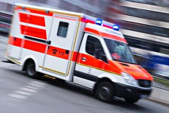 Rettungswagen im Einsatz: Ein Arbeiter in Remscheid starb, nachdem ein Baugerüst einstürzte. (Symbolbild)