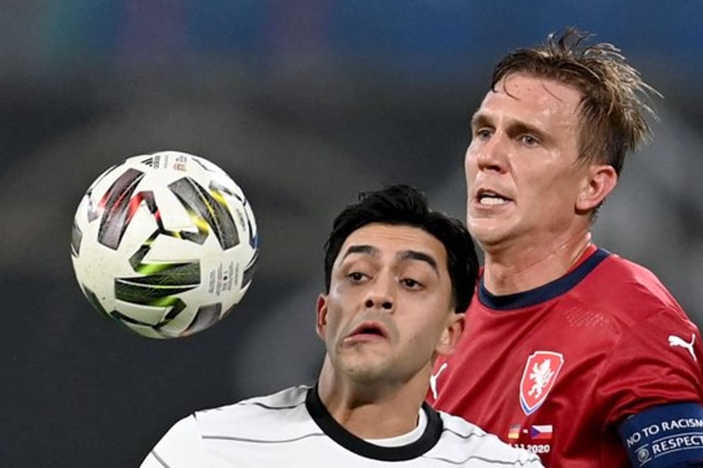 Alles im Blick: Nadiem Amiri und Borek Dockal kämpfen um den Ball.