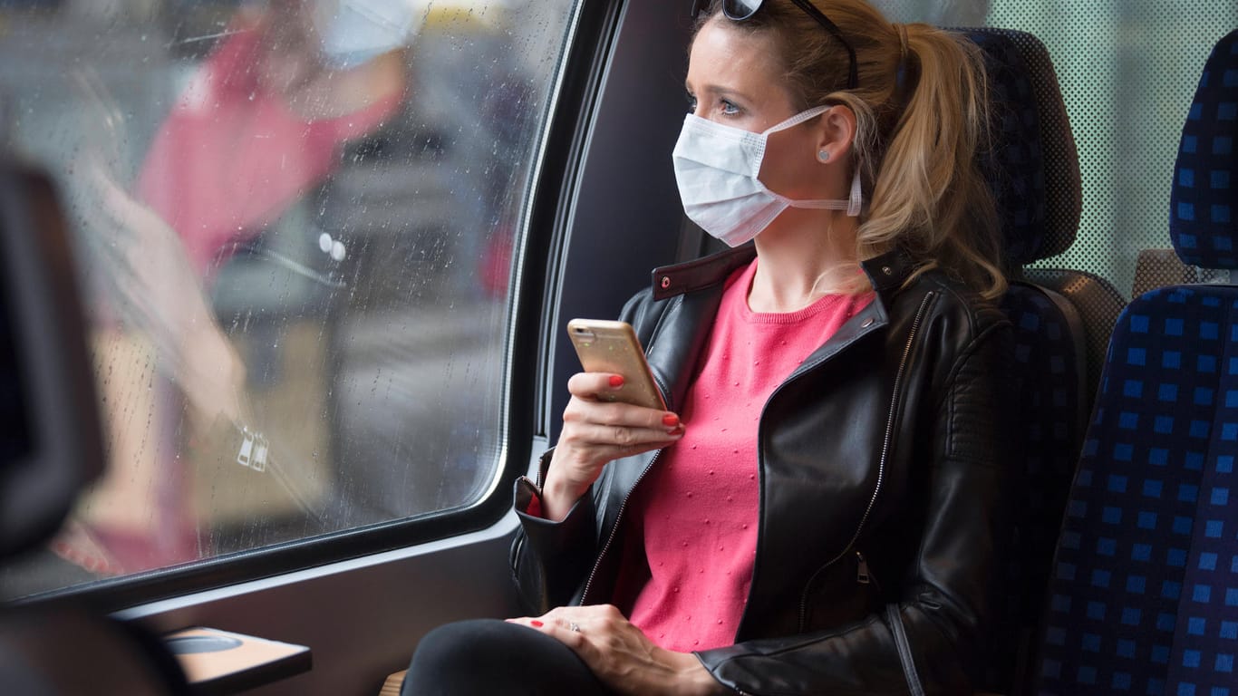 Mund-Nasen-Schutz im Zug: Nicht alle Fahrgäste tragen ihn so vorschriftsmäßig.