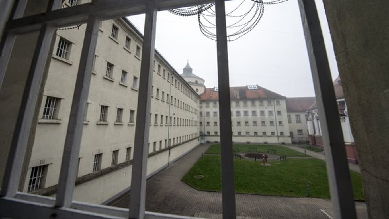 JVA StraubingDie Justizvollzugsanstalt (JVA) in Straubing (Archivbild): Hinter diesen Gittern geriet ein Häftling an persönliche Daten von rund 1.200 Menschen.