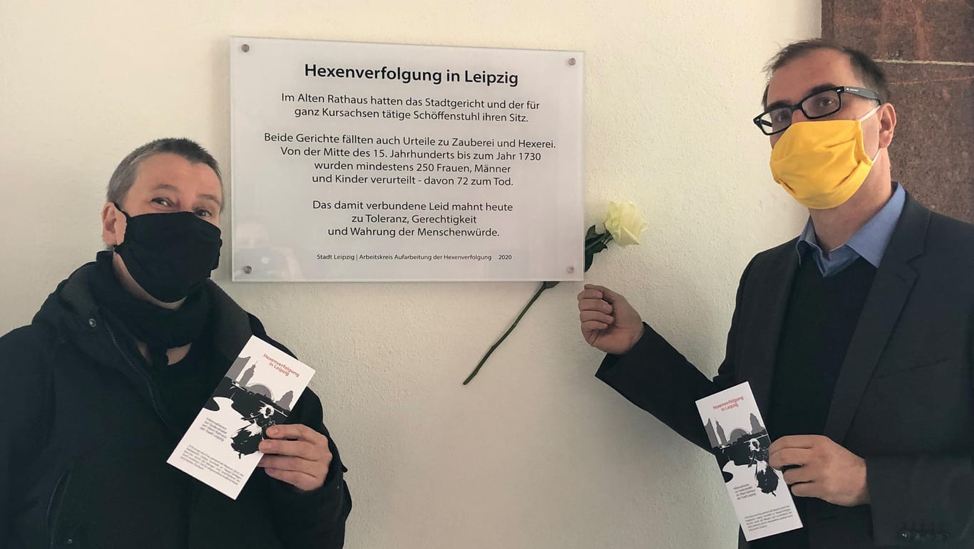 Christine Rietzke vom Arbeitskreis zur Aufarbeitung der Hexenverfolgung und der Direktor des Stadtgeschichtlichen Museums, Anselm Hartinger: Sie haben die Gedenktafel am Alten Rathaus enthüllt.