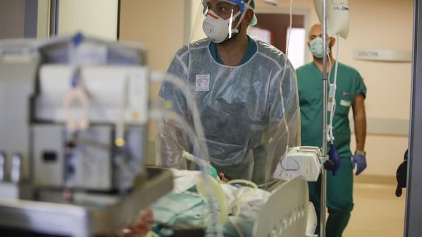 Ärzte tragen einen Corona-Patienten auf der Intensivstation des Circolo-Krankenhauses.