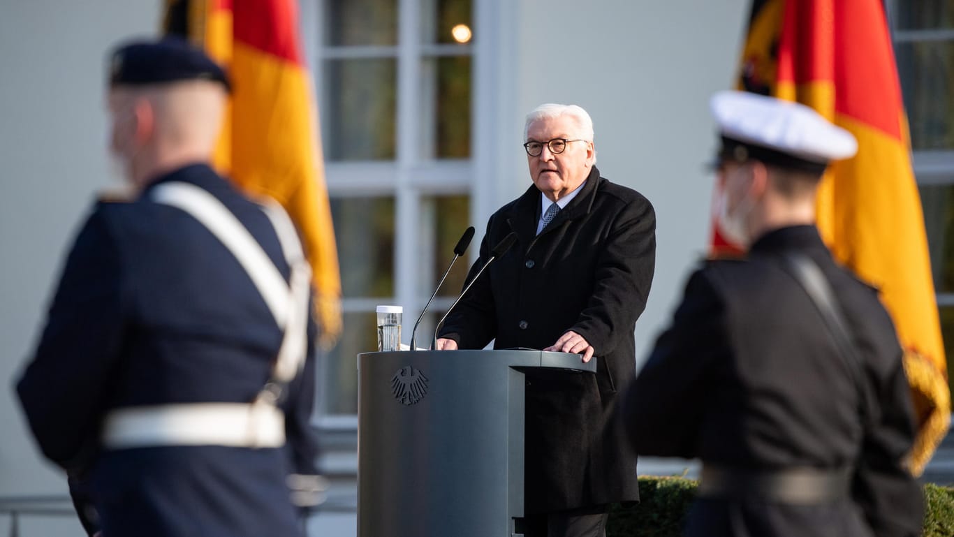 Frank-Walter Steinmeier: Der Bundespräsident bei seiner Ansprache zum 65. Gründungstag der Bundeswehr im Schlosspark Bellevue in Berlin.