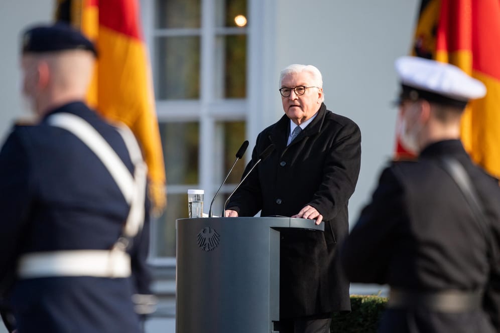 Frank-Walter Steinmeier: Der Bundespräsident bei seiner Ansprache zum 65. Gründungstag der Bundeswehr im Schlosspark Bellevue in Berlin.
