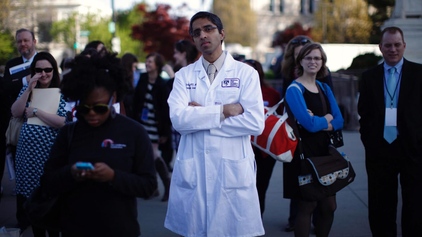Vivek Murthy, 2012 im Arztkittel vor dem Obersten Gerichtshof in Washington während der Anhörungen zum Affordable Care Act, besser bekannt als Obamacare.