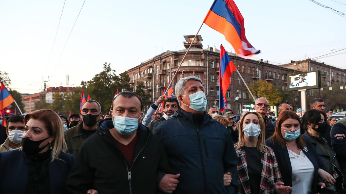 Proteste in Armeniens Hauptstadt Eriwan: Am Donnerstag gingen wieder tausende Menschen auf die Straße.