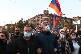 Proteste in Armeniens Hauptstadt Eriwan: Am Donnerstag gingen wieder tausende Menschen auf die Straße.