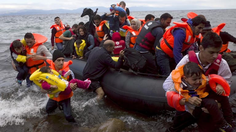 Geflüchtete kommen auf Lesbos in Griechenland an: Vor der libyschen Küste ist ein Boot gesunken.