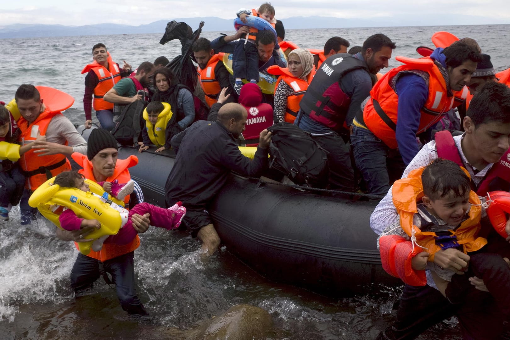 Geflüchtete kommen auf Lesbos in Griechenland an: Vor der libyschen Küste ist ein Boot gesunken.