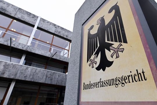 Das Bundesverfassungsgericht mit einem Hinweisschild mit Bundesadler und dem Schriftzug Bundesverfassungsgericht.