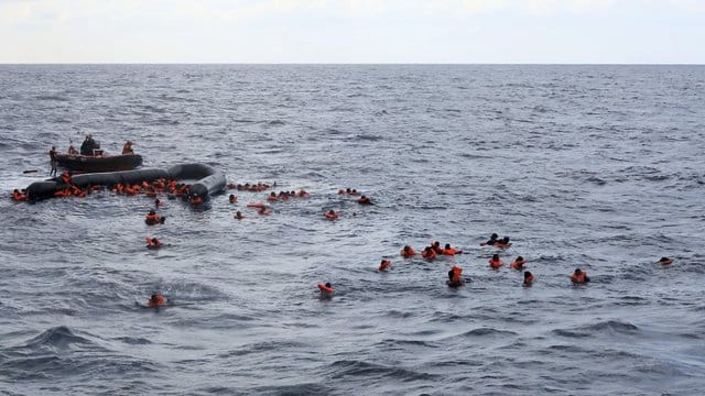 Beim Untergang eines Bootes mit Flüchtlingen vor der Küste Libyens sind mindestens 74 Menschen ertrunken.