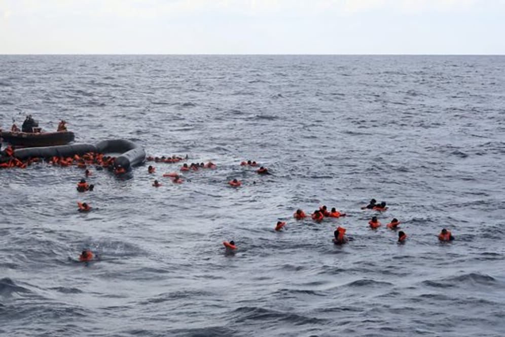 Beim Untergang eines Bootes mit Flüchtlingen vor der Küste Libyens sind mindestens 74 Menschen ertrunken.