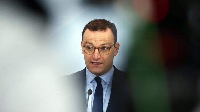 Gesundheitsminister Jens Spahn will im äußersten Notfall auf infizierte Mediziner zurückgreifen.