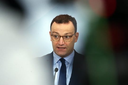 Gesundheitsminister Jens Spahn will im äußersten Notfall auf infizierte Mediziner zurückgreifen.