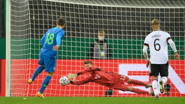 DFB-Keeper Finn Dahmen (M) rettete der deutschen U21 einen Punkt gegen Slowenien. DFB-Keeper Finn Dahmen (M) rettete der deutschen U21 einen Punkt gegen Slowenien.