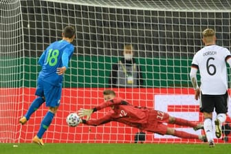 DFB-Keeper Finn Dahmen (M) rettete der deutschen U21 einen Punkt gegen Slowenien.
