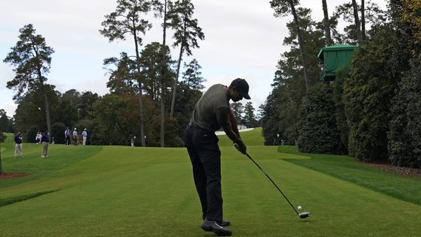 Tiger Woods beim Abschlag im Augusta National Golf Club.
